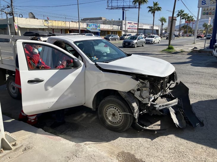 Mujer ignora semáforo en rojo y provoca fuerte choque en el bulevar Juárez