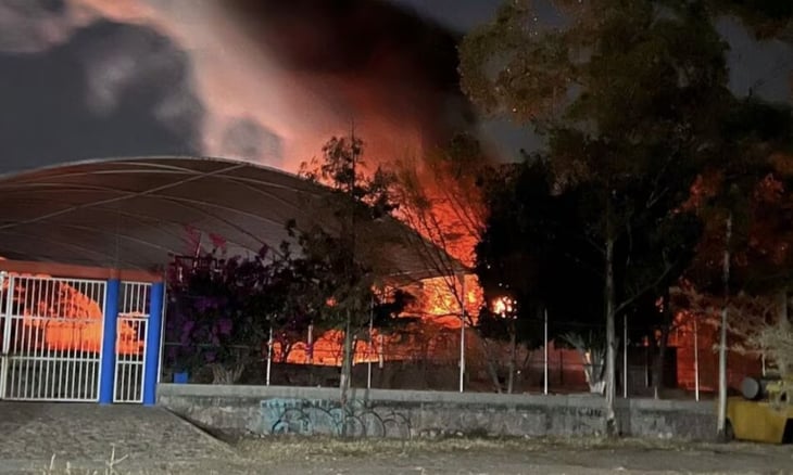 Se incendia bachillerato SABES en Guanajuato por pirotecnia
