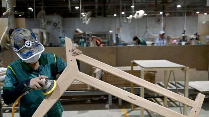 Trump pospone aranceles a muebles importados hasta enero de 2027