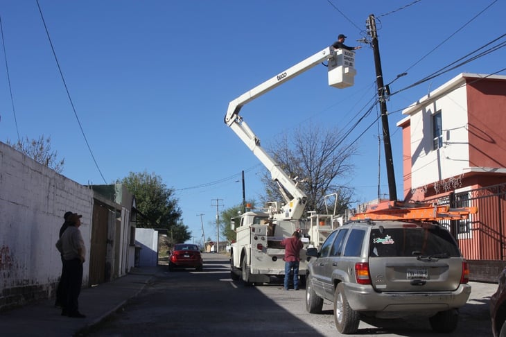 Óscar Ríos recorre colonia Comercial de Nueva Rosita con acciones de mejora urbana
