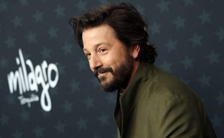 foto Diego Luna y Eugenio Derbez en alfombra de Critics Choice Awards