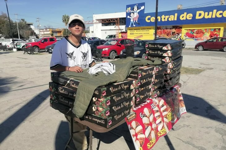 Joven estudiante combina trabajo temporal y estudios durante la temporada de Reyes