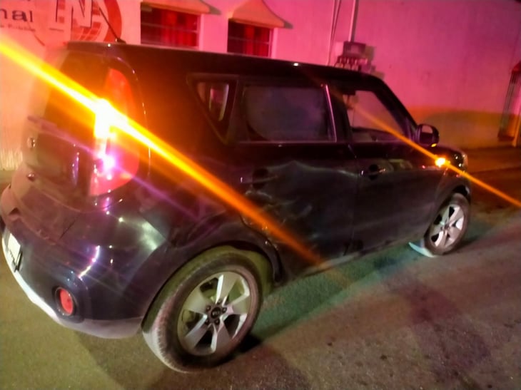 Motociclista se pasa el rojo y termina hospitalizado en pleno Centro de Monclova