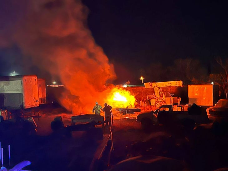 Incendio consume camión y transformador en Castaños 