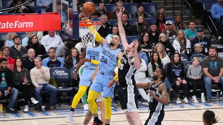 Wembanyama reaparece, sale desde el banquillo contra Grizzlies