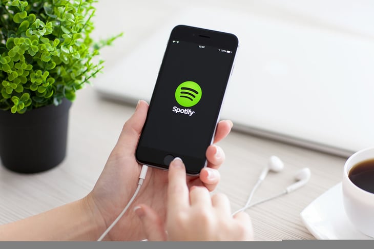 Spotify amplía su programa de monetización para podcasters de video
