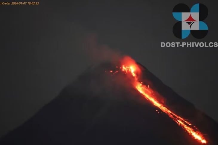 Alerta por erupciones del volcán Mayon en Filipinas; evacuan a miles