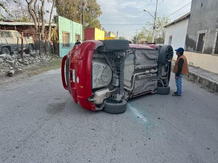 Conductor sufre volcadura tras falla mecánica en Múzquiz