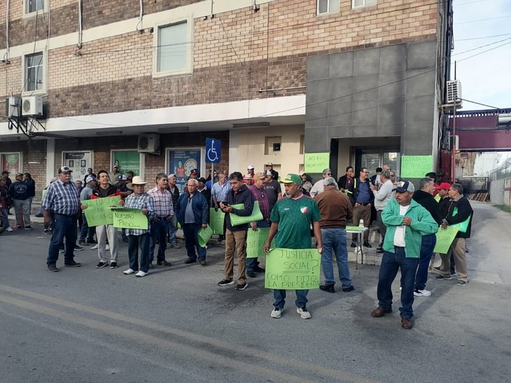 Exobreros hacen plantón afuera de Juzgado Cuarto y logran ser escuchados por juez distrital.