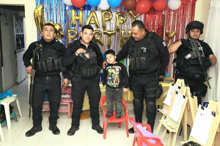 Policías de Proximidad cumplen deseo de cumpleaños a niño monclovense