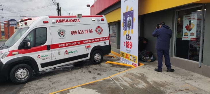 Rescatan del frío a indigente que dormía afuera de un Oxxo