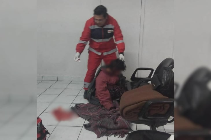 Mujer resulta lesionada tras caer en la Central de Autobuses