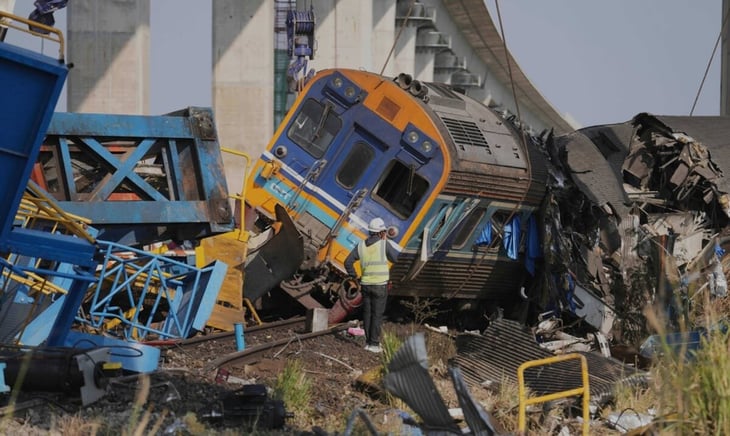 Grúa cae sobre tren en Tailandia y deja al menos 32 muertos