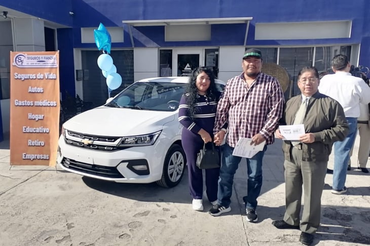 Canaco entrega a matrimonio ganador auto último modelo del Gran Sorteo del Comercio Canaco
