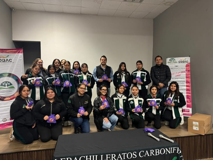 foto Secretaría de Salud de Coahuila entrega kits menstruales a alumnas de la región