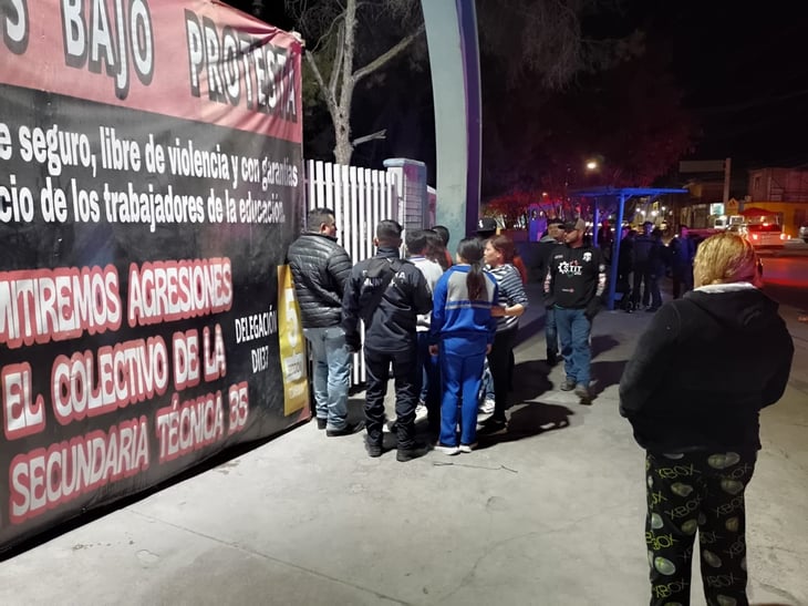 Director investiga riña fuera de Secundaria Técnica 35