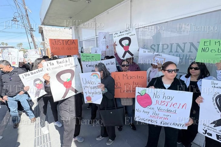 Maestros se manifiestan en PRONNIF por docente acusado de presunto abuso 
