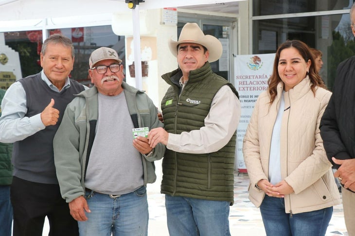 San Juan de Sabinas entrega 70 credenciales de fierros rurales