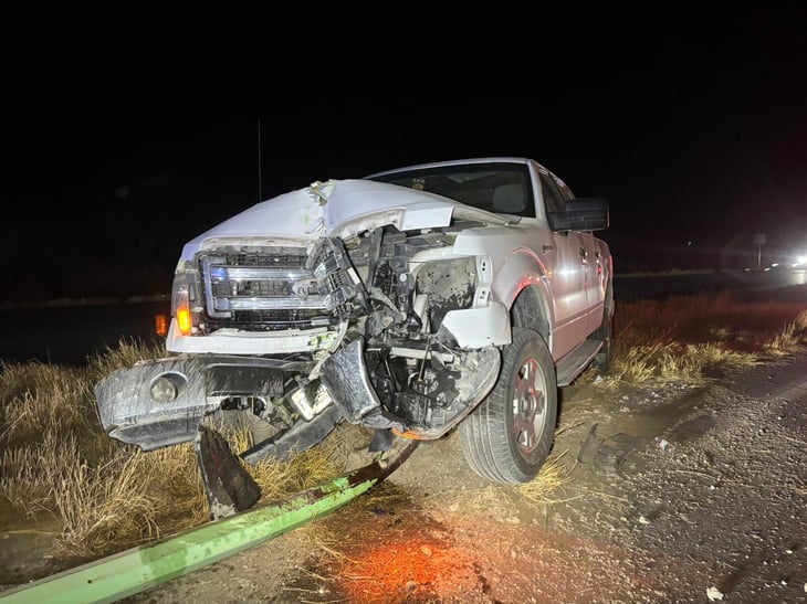 Médico choca contra luminaria en la carretera 30