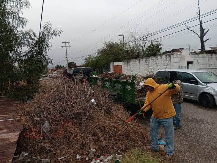 Óscar Ríos Ramírez encabeza acciones de limpieza en la colonia Comercial de Nueva Rosita