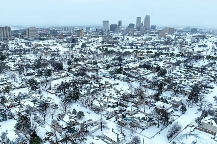 Gigantesca tormenta invernal azota EU y afecta a millones