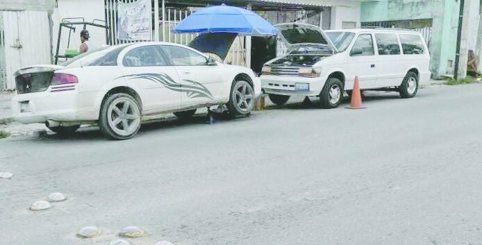 Talleres mecánicos invaden calles y ponen en riesgo a la comunidad