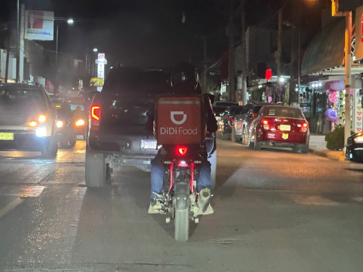 Motociclistas de Didi Food circulan sin placas y sin sanciones mientras otros enfrentan altas multas en Sabinas