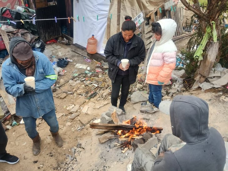 Familia mitiga el frío con fogata en la 21 de Marzo 
