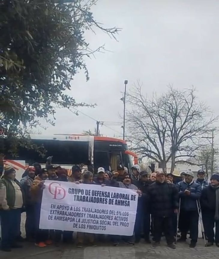 Exobreros de AHMSA viajan a Ciudad de México para exigir solución al concurso mercantil