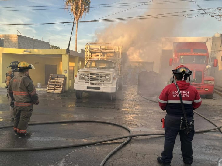 Camión cargado con cartón se incendia en la colonia Pípila