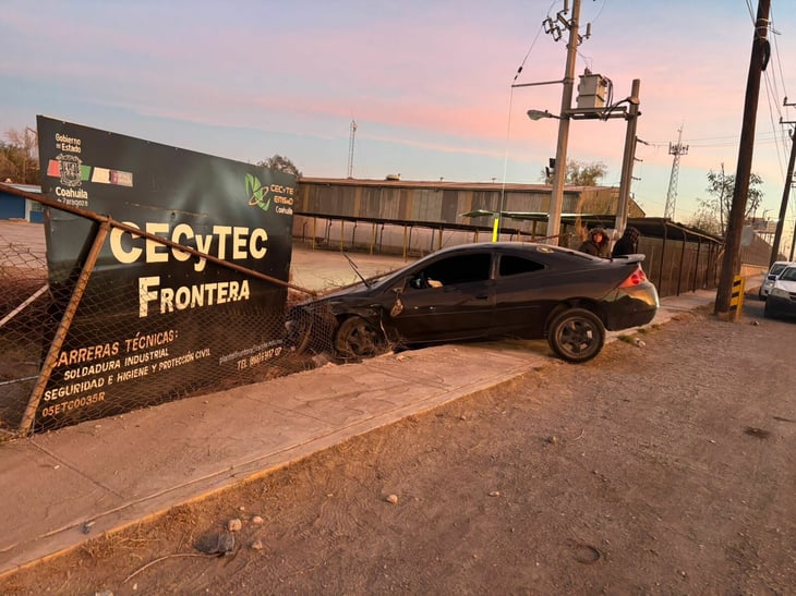 Conductor ebrio provoca choque múltiple y daña plantel educativo en Frontera