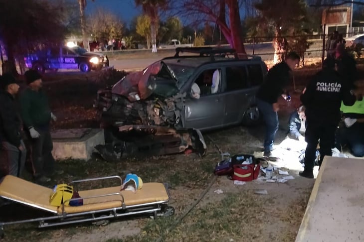 Pierde el control y vuelca dentro del CECyTEC en San Buenaventura