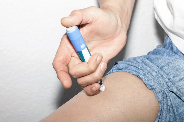 Inyecciones “milagro” para perder peso: moda que arriesga la vida