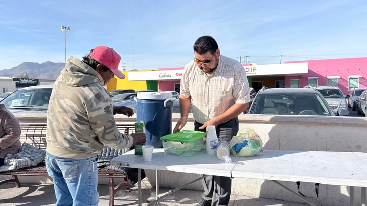 Taquitos y café que alivian la espera hospitalaria