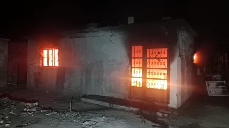 Durante la madrugada, autoridades de Protección Civil y Bomberos de Múzquiz atendieron un incendio en una vivienda del barrio La Piedra, sin personas