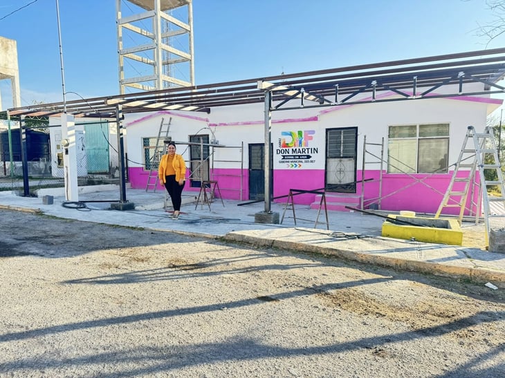 La alcaldesa Lily Quiñones supervisa los avances de la techumbre del DIF de Juárez, obra que fortalecerá espacios comunitarios y beneficiará a toda