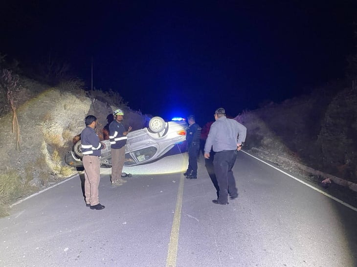 Vuelca vehículo en carretera estatal 20 Cuatro Ciénegas-Ocampo 