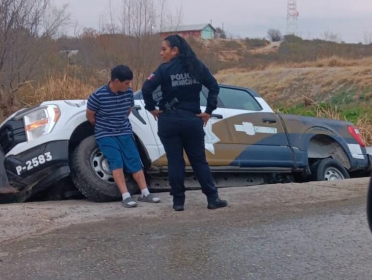 Persecución policial termina con patrulla en arroyo de la Lázaro Cárdenas