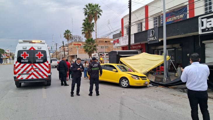 Conductora choca contra 'Tacos La Fe' y deja cuatro mujeres lesionadas