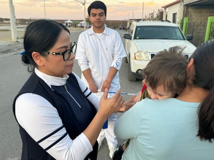El Sector Salud llevó a cabo una brigada en la colonia Banorte de Agujita, aplicando vacunas, control de mosquitos y servicios de salud para proteger
