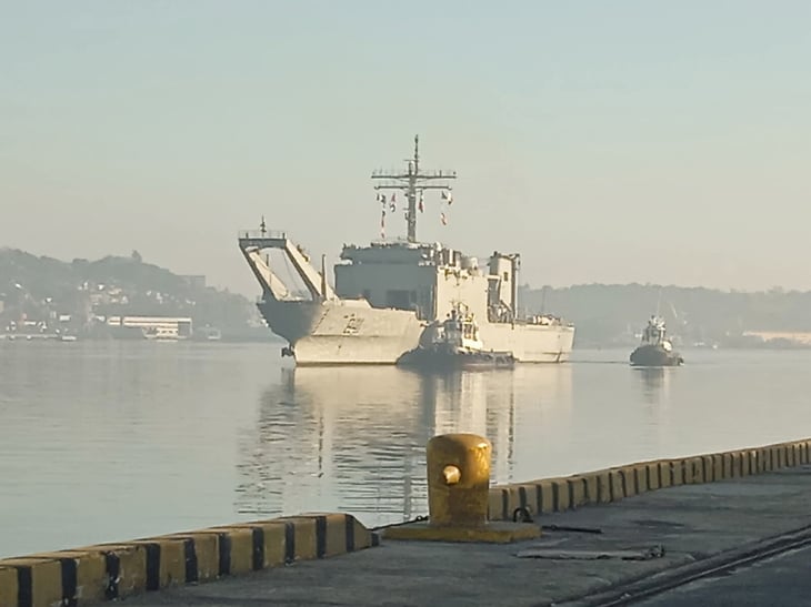 Barco de la Marina con apoyo humanitario arriba a Cuba