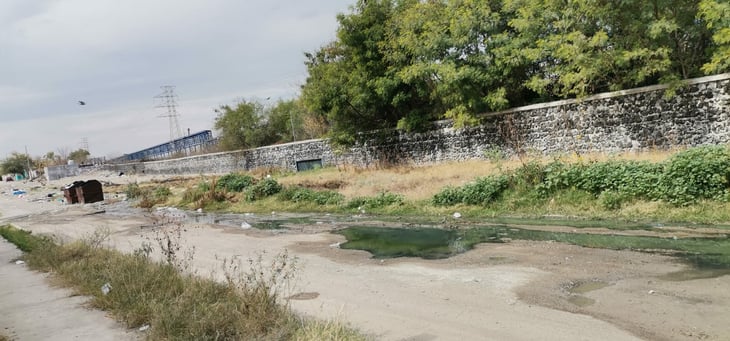 Aguas negras hartan a vecinos en la colonia Calderón