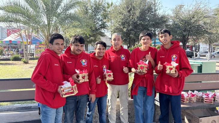 Corazones que enseñan a salir adelante, alumnos del CAM ofrecen manualidades para este 14 de febrero
