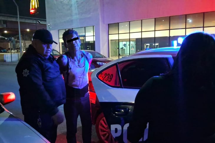 Alcoholizado arma escándalo frente al IMSS y termina tras las rejas