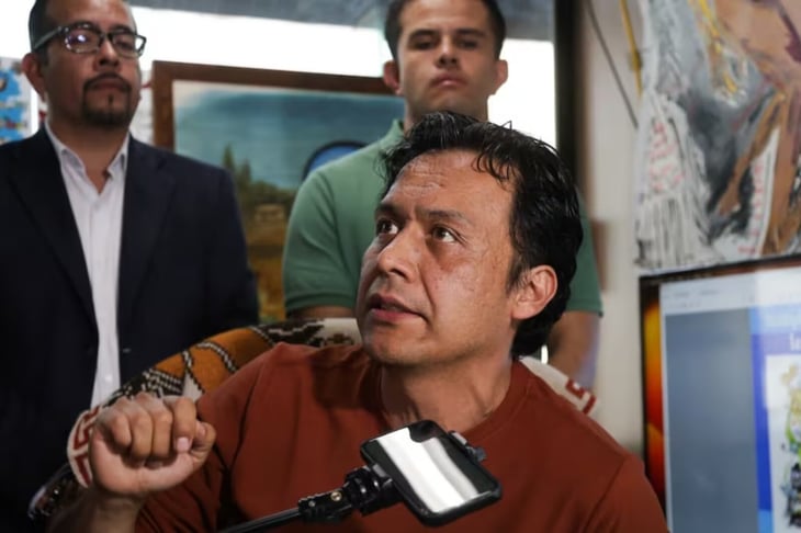 Marx Arriaga rechaza destitución en la SEP y transmite protesta en vivo