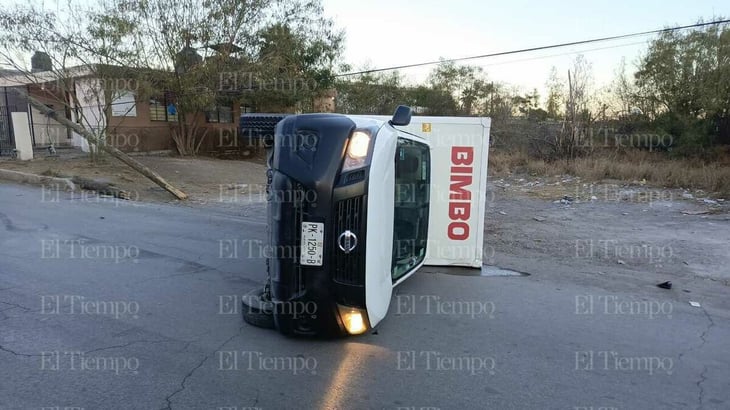 Camión de Bimbo vuelca y derriba poste en la Zona Centro de Monclova