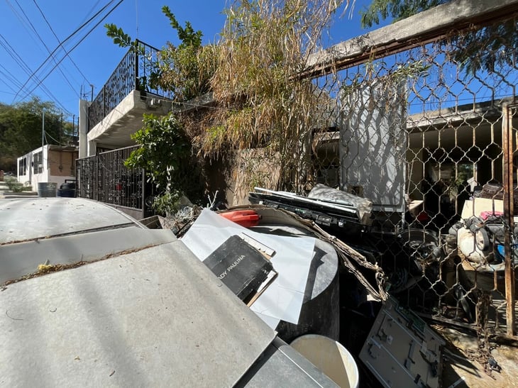 Vecinas denuncian foco de basura y riesgos sanitarios en vivienda del Centro de Monclova