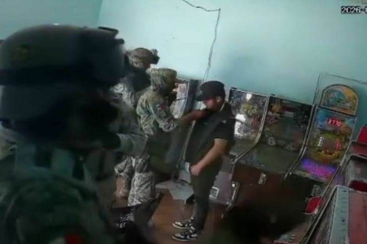 Captan agresión de presuntos militares a joven en Peribán, Michoacán