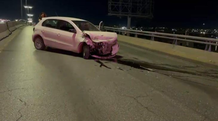Adulto mayor destroza su auto tras chocar en lo alto del puente de la avenida 4 de Monclova