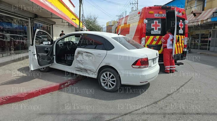 Choque en cruce del Centro deja daños materiales y una conductora lesionada